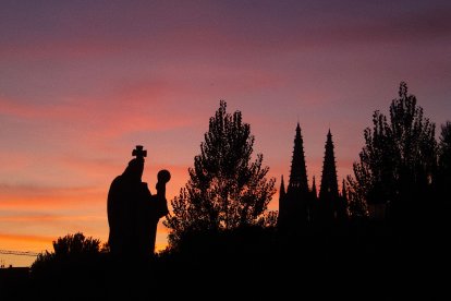 Los espacios abiertos orientados hacia el oeste reunirán a cientos de personas mientras la luz comienza a transformarse sobre el perfil de la Catedral.