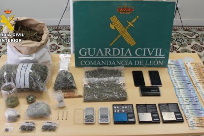 Intervenidos 2,8 kilos de droga en Astorga (León) en una operación que se salda con un detenido y una investigada.