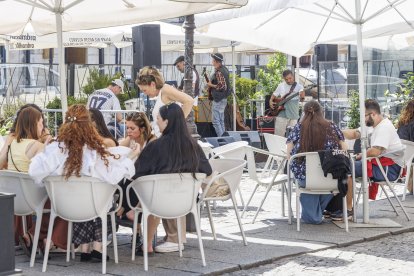 Las terrazas de la Flora amenizadas por Achilipop y vestidas con las tapas de Paquita Mariví y La Graciosa para celebrar el Comercio Justo.