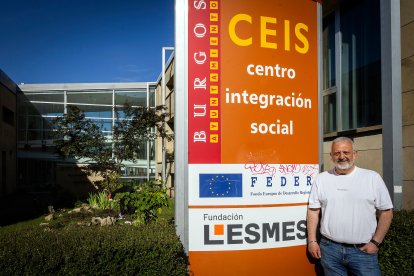 Miguel Santos, presidente de la Fundación Lesmes, en la entrada del Centro de Integración Social (CEIS).