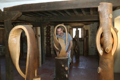 El Museo Ursi de Aguilar de Campoo (Palencia) custodia 160 piezas del escultor palentino Ursicino Martínez, un minero autodidacta que convirtió la madera de desecho en arte, en la imagen Daniel De Vena, su guía y director.