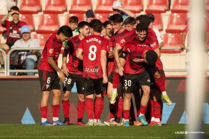Los jabatos celebran como una piña el tercer gol en Anduva.