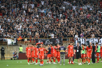 Cerca de 1.500 aficionados blanquinegros acompañaron al Burgos CF en el partido en León..