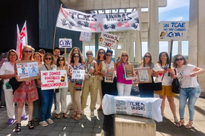 Las manifestantes reclamaron ayer a las puertas del HUBU pasar del grupo C2 al C1.