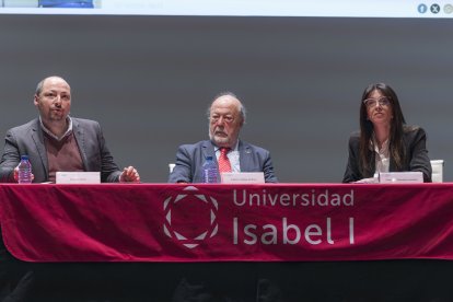 Durante las jornadas, el profesor Ronan Ciréfice, el presidente de IELEPI Carlos Francisco Molina del Pozo y la profesora Georgina Alejandra Guardatti.