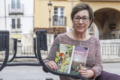 La escritora Paloma Ruiz-Rivas, con sus dos últimos libros.