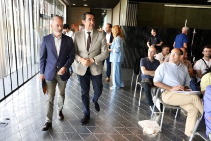 El consejero de Medio Ambiente, Vivienda y Ordenación del Territorio, Juan Carlos Suárez-Quiñones, inaugura la Jornada de Propietarios Forestales, organizada por Fafcyle junto a su presidente Jesús Pestaña.