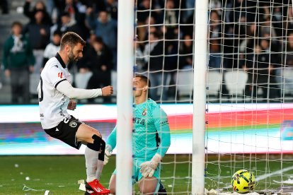 Mario marcó en El Plantío el valioso gol del empate ante el Ceuta.