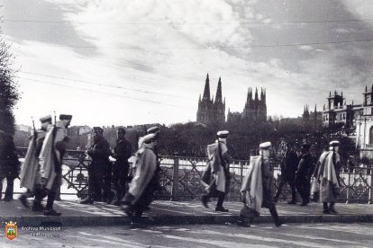 Miembros de la Guardia Mora se cruzan con soldados en el puente de San Pablo de Burgos.