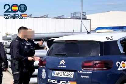 Imagen del traslado de los detenidos a la comisaría.
