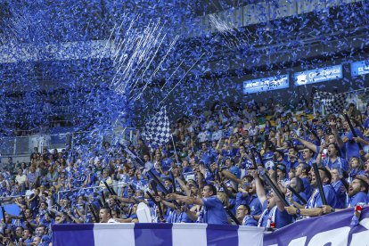 La grada fue una celebración constante durante el partido.