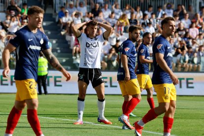 Curro Sánchez se lamenta durante el partido contra el Andorra.