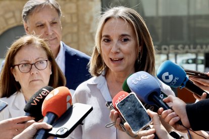 La vicesecretaria de Regeneración Institucional del Partido Popular, Cuca Gamarra, y el presidente provincial del PP, Carlos García Carbayo, atienden mañana a los medios de comunicación antes de mantener un encuentro con representantes del Ilustre Colegio de la Abogacía de Salamanca (Icasal) y del Ilustre Colegio de Procuradores de Salamanca.