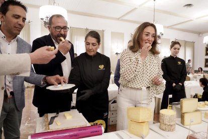 La consejera en funciones de Agricultura, Ganadería y Desarrollo Rural, María González Corral, asiste a la sesión de cata de los Cincho International ‘Cheese Awards 2026’.