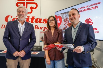 Pedro Simón (director Cáritas), María Gutiérrez (coordinadora de Acción Social Cáritas) y Mario Vivanco (Delegado Cáritas), durante la presentación de la memoria de la entidad.