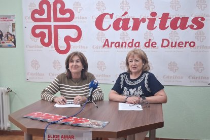 La presidenta junto a la coordinadora de Cáritas Aranda