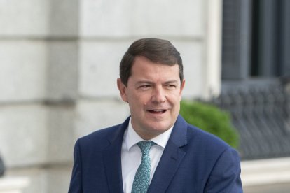 Archivo - El presidente de la Junta de Castilla y León, Alfonso Fernández Mañueco, a su llegada a la primera sesión del debate de investidura del líder del PP, en el Congreso de los Diputados, a 26 de septiembre de 2023, en Madrid (España). El presidente.