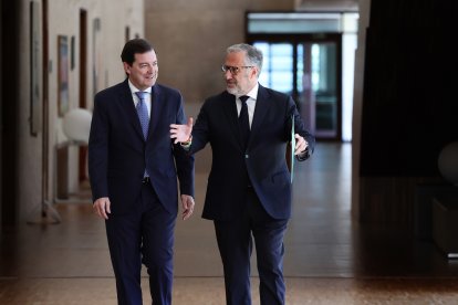 El presidente de la Junta en funciones, Alfonso Fernández Mañueco, y el portavoz de Vox, Carlos Pollán, en la presentación del Pacto de Gobierno PP-Vox.