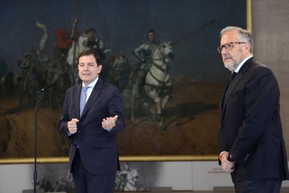 El presidente del Partido Popular de Castilla y León, Alfonso Fernández Mañueco (i), y el portavoz de Vox en las Cortes de Castilla y León, Carlos Pollán (d), durante una rueda de prensa, en las Cortes de Castilla y León.