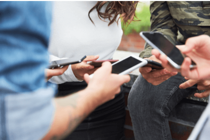El acceso temprano al móvil está detrás de los primeros contactos casuales con el porno o el juego on line.