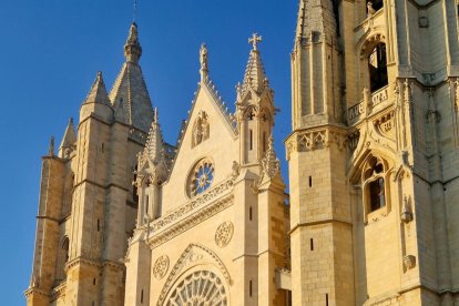 Archivo - Fachada de la Catedral de León.
