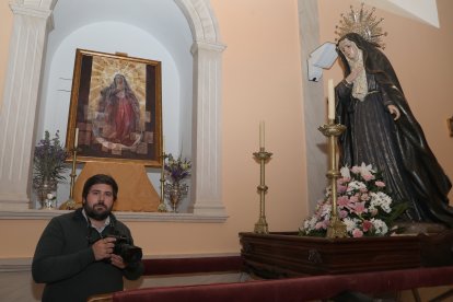 El fotógrafo de prensa palentino, Daniel Ibañez Gutierrez, que realiza su labor informativa en el Vaticano, en la imagen en el interior de la cofradía de los Nazarenos de Palencia.