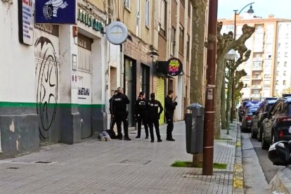 La Policía Nacional, en la calle Briviesca, tras una agresión a un hombre que permanece tendido en el suelo.