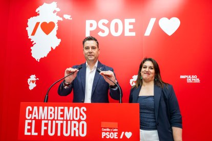 Daniel de la Rosa y Estrella Paredes, en la sede del PSOE de Burgos.