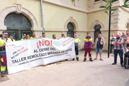 Representantes de IU Miranda en una asamblea de trabajadores del taller de Remolcado.
