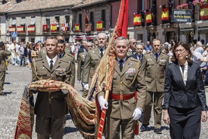 El general jefe de la División San Marcial del Ejército de Tierra en Burgos, Mariano Arrazola, porta la réplica del pendón de la batalla de las Navas de Tolosa.