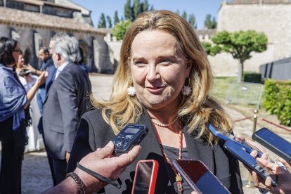 La alcaldesa, Cristina Ayala, atendió a los medios de comunicación antes de participar en la celebración solemne del Curpillos.