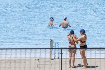 Primer día de apertura de las piscinas de verano de El Plantío.