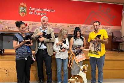 Un momento de la presentación de la nueva campaña contra el abandono animal en Burgos.