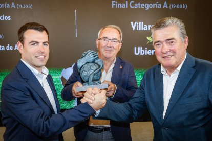 El presidente del IDJ, Ángel Carretón, posa con el trofeo junto a los alcaldes de los municipios que competirán por él este sábado, Adrián Serna, de Villarcayo, y José María del Olmo, de Merindad de Río Ubierna.