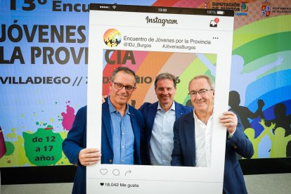 El presidente de la Diputación Provincial de Burgos, Borja Suárez, el alcalde de Villarcayo, Ángel Carretón, y el diputado Javier Arroyo durante la presentación del XIII Encuentro Provincial de Jóvenes de Burgos.