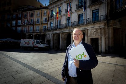 Fernando Martínez-Acitores, a las puertas del Ayuntamiento.