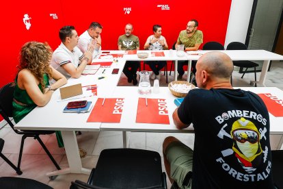 Reunión del PSOE, en Burgos, con agentes medioambientales y bomberos forestales.