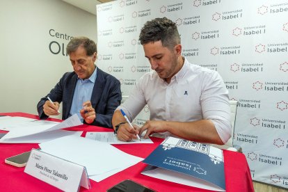 El rector de la Universidad Isabel I, Alberto Gómez Barahona, y el presidente de AJE, Mario Pérez, rubrican el convenio de colaboración.