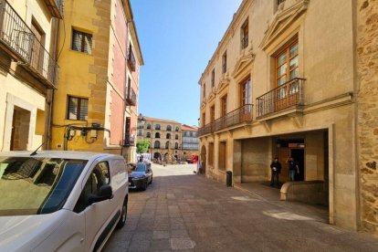 Puerta lateral del Ayuntamiento de Soria esta mañana.