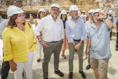 Carlos Pollán, José Alberto Díaz Pico y Raquel Contreras, diputada de Cultura, atienden las explicaciones de Andreu Ollé.