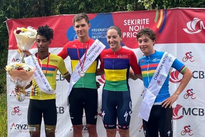 Alex Mayer, junto a los campeones de Mauricio del resto de categorías.