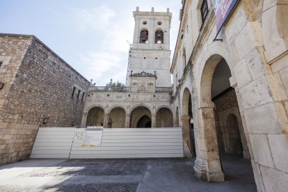 Un momento de la visita a las obras de restauración de la torre del Hospital del Rey.