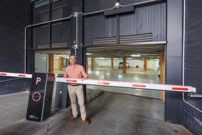 El concejal del PP César Barriada en la inauguración de la barrera.
