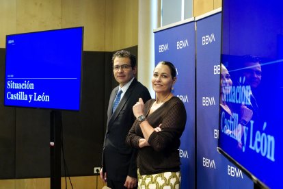 El economista jefe para España y Portugal de BBVA Research, Miguel Cardoso, y la directora de la Territorial Noroeste de BBVA, Guadalupe Hernández, presentan una nueva edición del informe anual ‘Situación Castilla y León''.