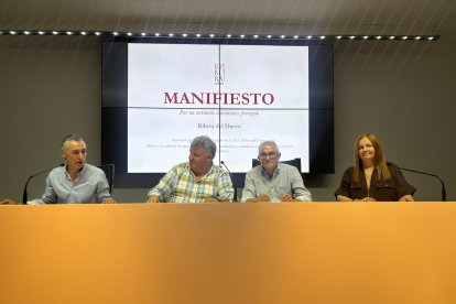 Enrique Pascual junto a representantes del Consejo y la técnico encargada del manifiesto