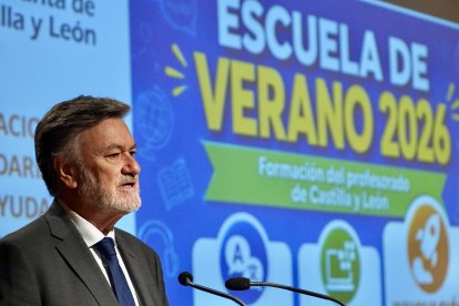 El presidente de las Cortes de Castila y León, Francisco Vázquez, inaugura la jornada educativa ''Las evaluaciones estandarizadas: una ayuda para mejorar'', organizada por la Junta.