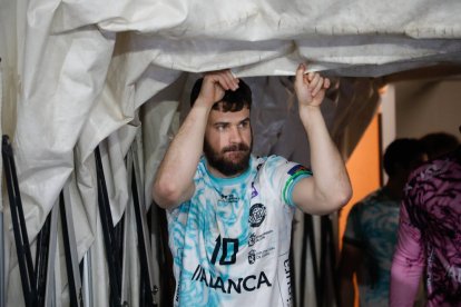Rodrigo Pérez Arce en la entrada a vestuarios.
