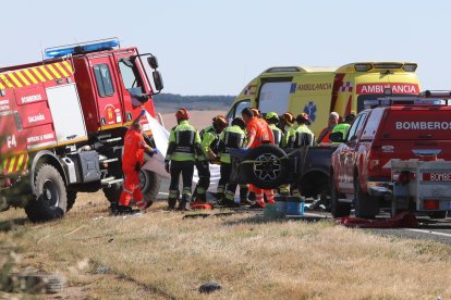 Cuatro fallecidos de una familia y una niña herida muy grave en un accidente en la A-67, en Herrera de Pisuerga (Palencia) La principal hipótesis sobre la causa del siniestro es una posible somnolencia del conductor.