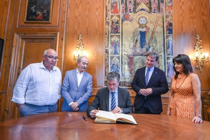 Francisco Vázquez firma en el libro de honor de la Diputación.