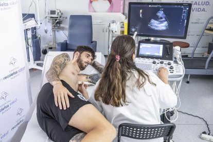El delantero Fer Niño se somete a una prueba de ecografía durante el reconocimiento médico.